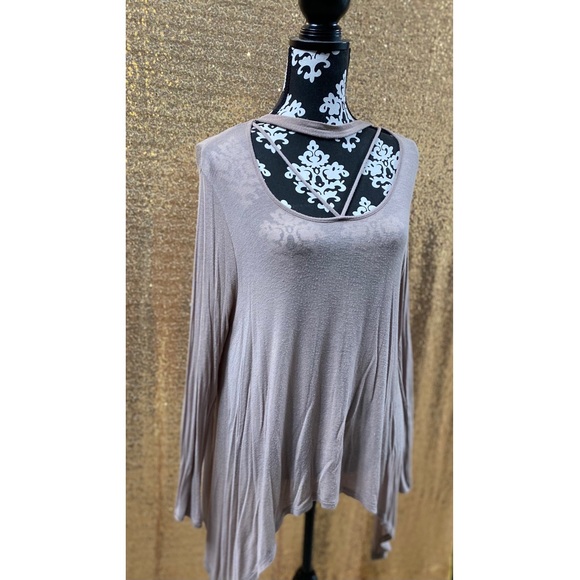 Charlotte Russe Cut-Out Top - Picture 2 of 4